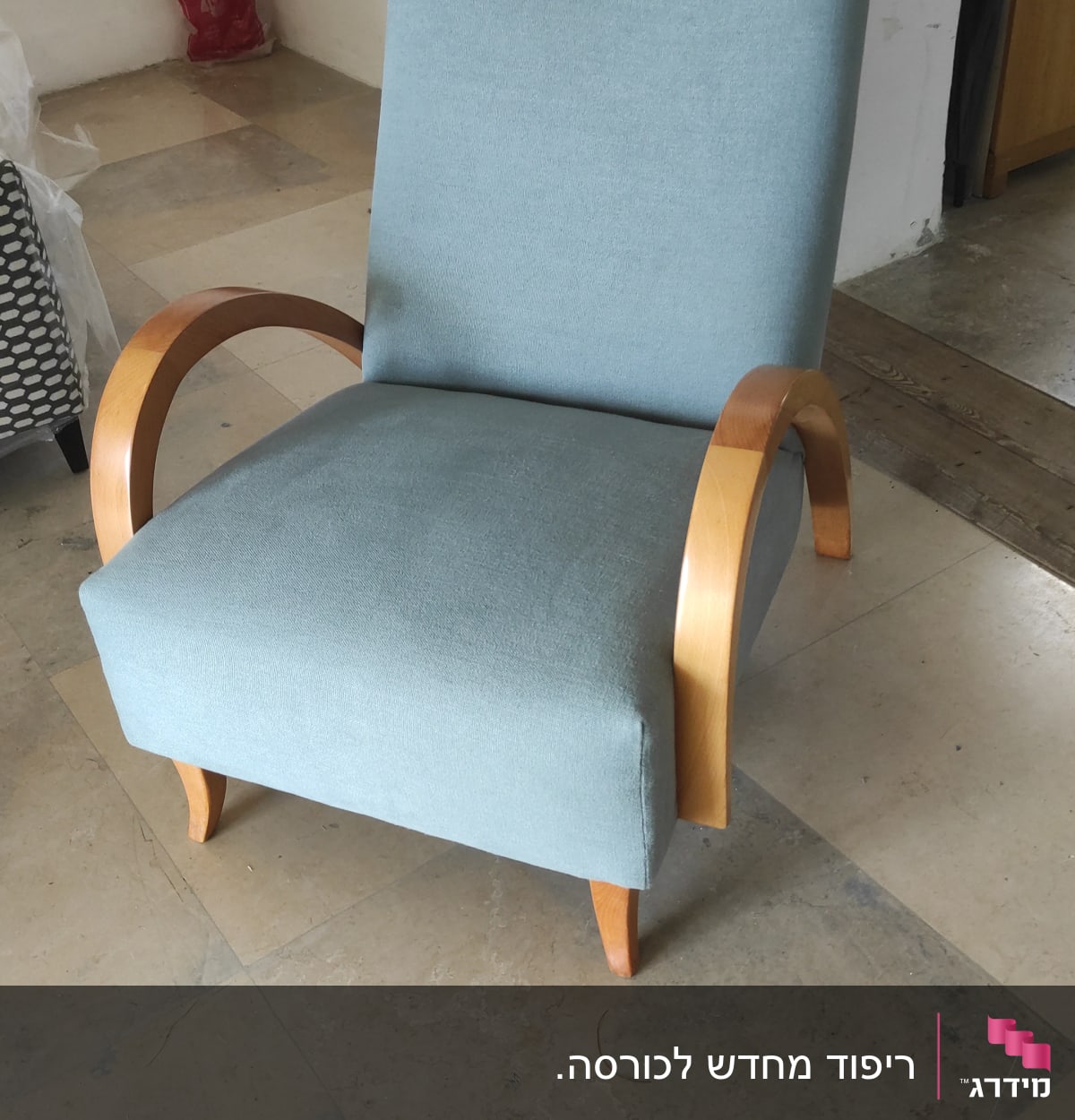 כורסה מרופדת בבד כחול עם ידיות עץ מעוקלות